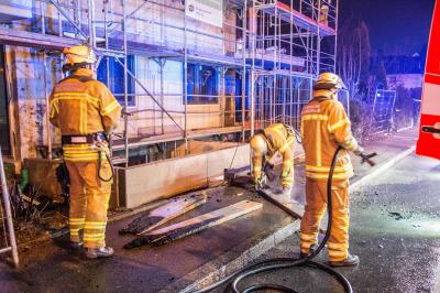 Esslingen-Waeldenbronn: Bauschutt brennt auf Geruest von Neubau